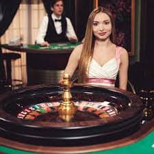 Pengguna membaca kebijakan privasi dan pengaturan akun untuk keamanan di masterslot88